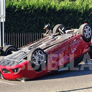 Violento scontro alla “solita” rotonda di Valdengo, c’è un’auto ribaltata FOTO