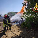 Nuovo rogo in Valsessera, Vigili del Fuoco al lavoro per domare le fiamme a Pray (foto di repertorio) Nuovo rogo in Valsessera, Vigili del Fuoco al lavoro per domare le fiamme a Pray (foto di repertorio)