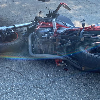 Moto scivola sulla ghiaia lungo la SP 215: due giovani finiscono a terra senza gravi conseguenze - foto di repertorio