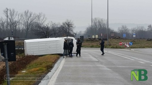 Furgone ribaltato a Biella dopo l’uscita dal tunnel di corso San Maurizio FOTO Mattia Baù per newsbiella.it