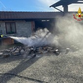 A fuoco una legnaia a Cossato: incendio domato dai Vigili del Fuoco