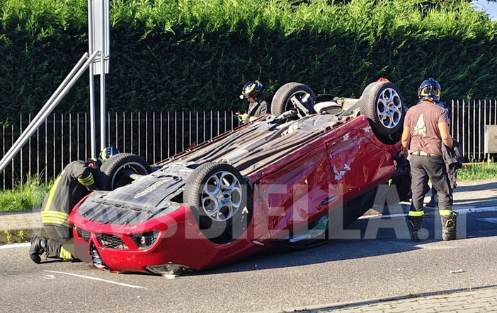 Violento scontro alla “solita” rotonda di Valdengo, c’è un’auto ribaltata FOTO Violento scontro alla “solita” rotonda di Valdengo, c’è un’auto ribaltata FOTO