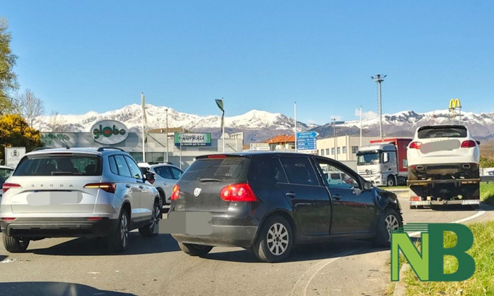 Biella, scontro tra auto in rotonda: traffico e code alla rotonda di corso San Maurizio