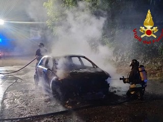 Borgosesia: auto a fuoco, in salvo il conducente FOTO e VIDEO Borgosesia: auto a fuoco, in salvo il conducente FOTO e VIDEO