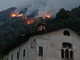 Fiamme e roghi sul Monte Barone, il terreno impervio e la caduta di pietre rendono difficile lo spegnimento Fiamme e roghi sul Monte Barone, il terreno impervio e la caduta di pietre rendono difficile lo spegnimento