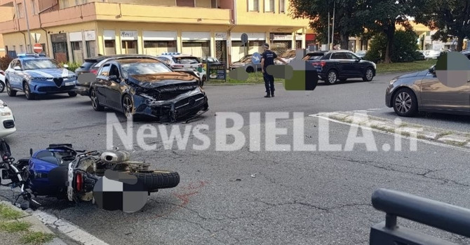 Scontro tra auto e moto a Biella (foto di Mattia Baù in esclusiva per newsbiella.it) Scontro tra auto e moto a Biella (foto di Mattia Baù in esclusiva per newsbiella.it)