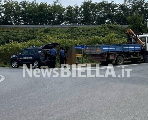 Vigliano, incidente in rotonda: lievi ferite per un ciclista (foto di Mauro Benedetti per newsbiella.it)