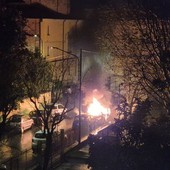 Biella, auto distrutta dalle fiamme in vicolo Galeazzo: non si esclude l'atto doloso Biella, auto distrutta dalle fiamme in vicolo Galeazzo: non si esclude l'atto doloso
