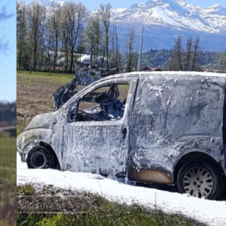 Furgone avvolto dalle fiamme, attimi di paura a Cerreto Castello (foto di Mattia Baù per newsbiella.it)