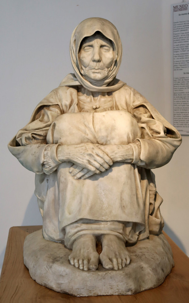 Nell'immagine: la scultura La Madre dell'Ucciso di Francesco Ciusa, unica versione marmorea firmata dall'artista custodita presso il Museo delle Migrazioni, Cammini e Storie di Popoli di Pettinengo.