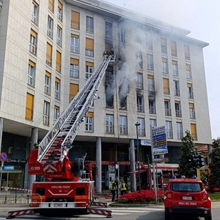 Vigliano, domato l’incendio al condominio vicino al Municipio: 7 persone intossicate (servizio di Mattia Baù per newsbiella.it)
