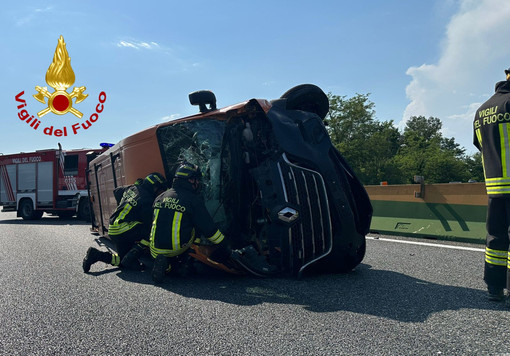 Incidente stradale sull’A4, furgone capovolto sul fianco a Villarboit Incidente stradale sull’A4, furgone capovolto sul fianco a Villarboit
