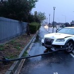 Auto finisce contro un punto luce, incidente a Quaregna Cerreto (foto dalla pagina Facebook di Katia Giordani)