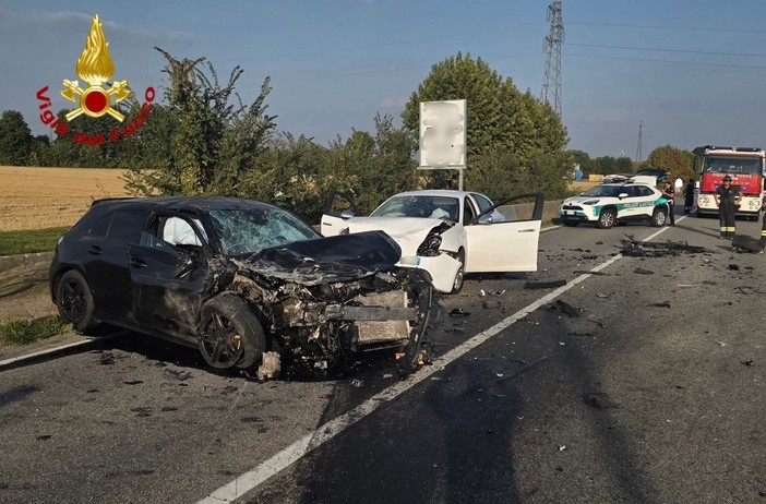 Incidente tra 3 auto a Vercelli, estratta una persona dalle lamiere: ci sono dei feriti Incidente tra 3 auto a Vercelli, estratta una persona dalle lamiere: ci sono dei feriti