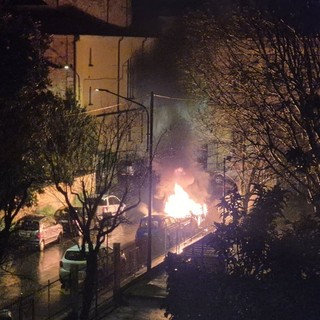 Biella, auto distrutta dalle fiamme in vicolo Galeazzo: non si esclude l'atto doloso