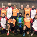 Le rose di Su Nuraghe Calcio Biella e Dispacity riunite prima del fischio d’inizio: l’immagine di uno sport che unisce identità e spirito di squadra.