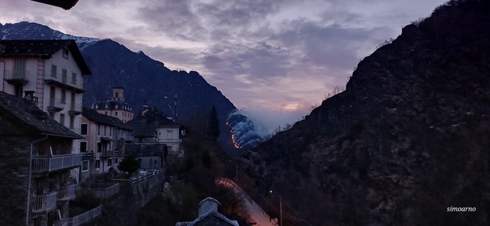 Incendio al bivio tra Rimella e Cervatto, notte di lavoro per i Vigili del Fuoco: resta alta l’attenzione -  Foto dalla pagina FB di Cervatto