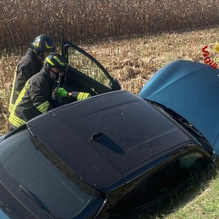 Dal Nord Ovest – Auto finisce fuori strada