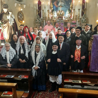 Nell’immagine: la comunità sarda di Biella al sacello di San Giuseppe di Riva con mons. Salvatore Pompedda, il diacono Marco Gamberini e confratelli della Pia Unione con il priore Marco Donati