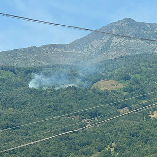 A fuoco un bosco in alta Valle Elvo, intervento di AIB e Vigili del Fuoco A fuoco un bosco in alta Valle Elvo, intervento di AIB e Vigili del Fuoco