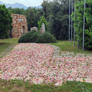 Nell’immagine di repertorio, infiorata al “Nuraghe Chervu” di Biella Nell’immagine di repertorio, infiorata al “Nuraghe Chervu” di Biella