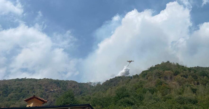 Incendio in alta Valsessera, massima attenzione al Cavallero: Canadair in azione vicino al Santuario FOTO e VIDEO Incendio in alta Valsessera, massima attenzione al Cavallero: Canadair in azione vicino al Santuario FOTO e VIDEO