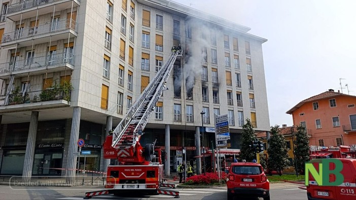Vigliano, domato l’incendio al condominio vicino al Municipio: 7 persone intossicate (servizio di Mattia Baù per newsbiella.it)