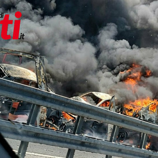 Grave incidente sull'A21 tra due mezzi pesanti: prende fuoco una bisarca, morto il conducente VIDEO