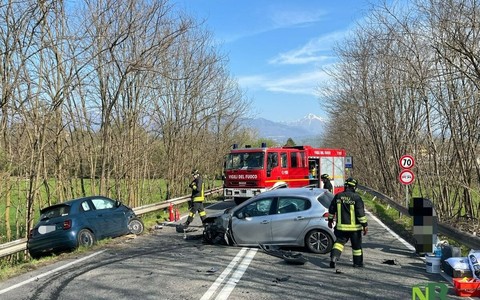 Scontro fra due auto a Cossato: conducenti in ospedale  - Servizio di Massimo Giacobbe