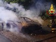 Dal Nord/Ovest: auto a fuoco, in salvo il conducente Dal Nord/Ovest: auto a fuoco, in salvo il conducente