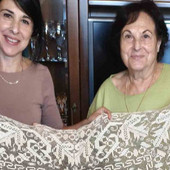 Nell’immagine, Sebastiana Vittoria Nurra con la figlia Alba mostra un antico pizzo a filet donato al Museo di Pettinengo. Nell’immagine, Sebastiana Vittoria Nurra con la figlia Alba mostra un antico pizzo a filet donato al Museo di Pettinengo.