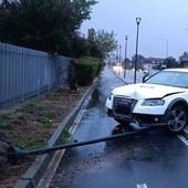 Auto finisce contro un punto luce, incidente a Quaregna Cerreto (foto dalla pagina Facebook di Katia Giordani)