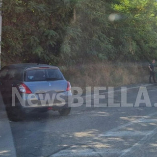 Biella, auto finisce contro un palo della luce: lunghe code in via Cernaia e via Carso FOTO