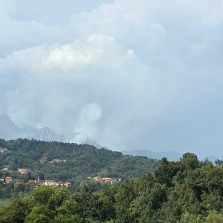 Incendio al Monte Barone, il fumo arriva fino a Casapinta Incendio al Monte Barone, il fumo arriva fino a Casapinta