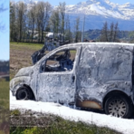 Furgone avvolto dalle fiamme, attimi di paura a Cerreto Castello (foto di Mattia Baù per newsbiella.it)
