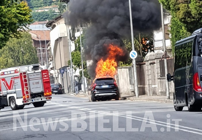 Biella, auto avvolta dalla fiamme in via Milano: Vigili del Fuoco a Chiavazza (servizio di Mattia Baù in esclusiva per Newsbiella.it.) Biella, auto avvolta dalla fiamme in via Milano: Vigili del Fuoco a Chiavazza (servizio di Mattia Baù in esclusiva per Newsbiella.it.)