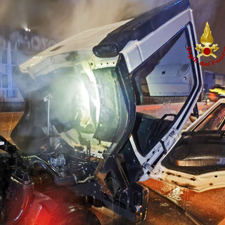 Principio d'incendio ad un mezzo della Seab, sulla Trossi arrivano i Vigili del Fuoco