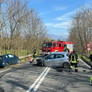 Scontro fra due auto a Cossato: conducenti in ospedale  - Servizio di Massimo Giacobbe