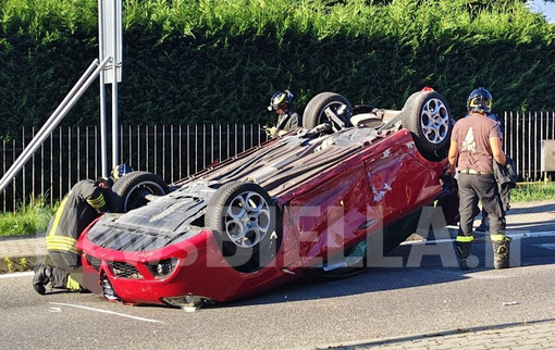 Violento scontro alla “solita” rotonda di Valdengo, c’è un’auto ribaltata FOTO Violento scontro alla “solita” rotonda di Valdengo, c’è un’auto ribaltata FOTO