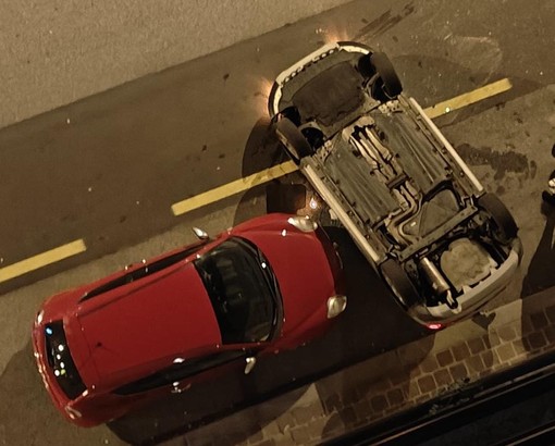 Biella, scontro tra due auto: una vettura si ribalta. Coinvolta una terza parcheggiata
