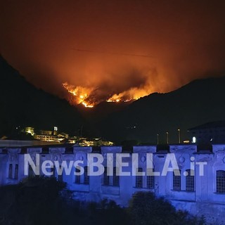 L’alta Valsessera nella morsa del fuoco, un’altra notte di paura tra fiamme e fumo FOTO