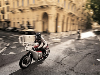 un suggestivo passaggio del gruppo delle “moto da gara” un suggestivo passaggio del gruppo delle “moto da gara”