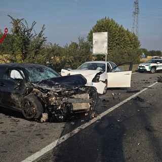 Incidente tra 3 auto a Vercelli, estratta una persona dalle lamiere: ci sono dei feriti