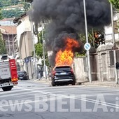 Biella, auto avvolta dalla fiamme in via Milano: Vigili del Fuoco a Chiavazza (servizio di Mattia Baù in esclusiva per Newsbiella.it.) Biella, auto avvolta dalla fiamme in via Milano: Vigili del Fuoco a Chiavazza (servizio di Mattia Baù in esclusiva per Newsbiella.it.)