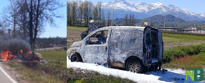 Furgone avvolto dalle fiamme, attimi di paura a Cerreto Castello (foto di Mattia Baù per newsbiella.it)
