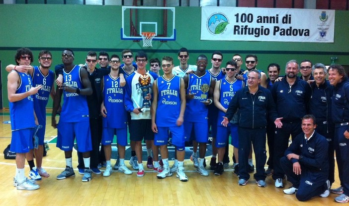 Marco Laganà, capitano dell'Italia U20 tiene stretto il Trofeo De Silvestro, attorniato dai compagni e dallo staff tecnico Marco Laganà, capitano dell'Italia U20 tiene stretto il Trofeo De Silvestro, attorniato dai compagni e dallo staff tecnico