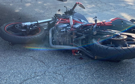 Moto scivola sulla ghiaia lungo la SP 215: due giovani finiscono a terra senza gravi conseguenze - foto di repertorio