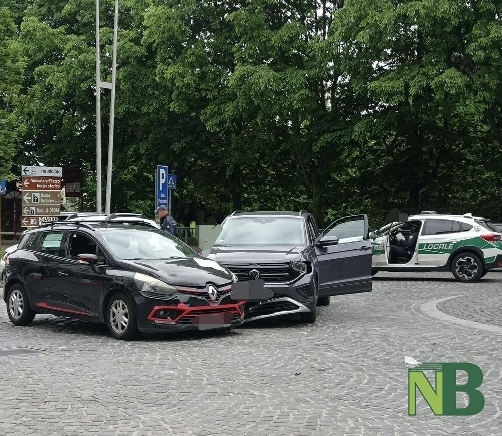 Biella, schianto in rotonda tra due auto