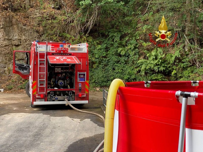 Incendio sul Monte Barone, forte ripresa: 30 lanci dell’elicottero Incendio sul Monte Barone, forte ripresa: 30 lanci dell’elicottero