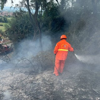 In foto, l'incendio tra Pollone e Occhieppo Superiore